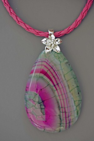 Agate veine rose et verte sur cuir tressé